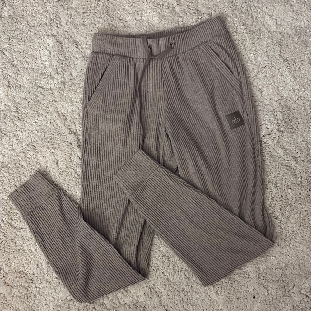 ALO Yoga Gray Sweatpants with Tapered Legs and Elastic Waistband
